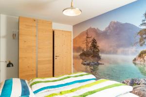 1 dormitorio con una pintura en la pared en Domaine du Parc 101B, en Leysin