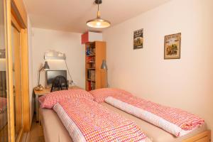 1 dormitorio con 1 cama con 2 almohadas en Domaine du Parc 101B, en Leysin