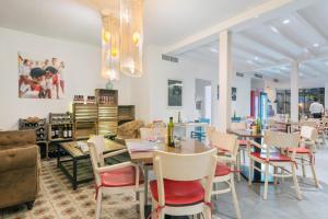um restaurante com mesas e cadeiras num quarto em Hotel Can Simo em Alcudia