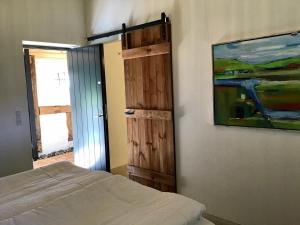 een slaapkamer met een bed en een schilderij aan de muur bij Sebber Kloster in Nibe
