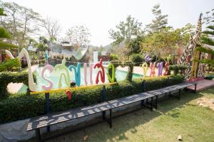 Un panneau qui dit santa dans un parc dans l'établissement Baanraisooksangchan, à Kaeng Krachan
