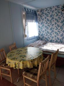 uma sala de jantar com uma mesa e cadeiras e uma cama em Jómadarak Nyaralója em Veresegyház
