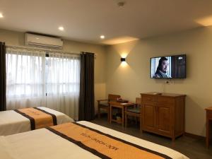 TV a/nebo společenská místnost v ubytování Moc Hoang Hotel