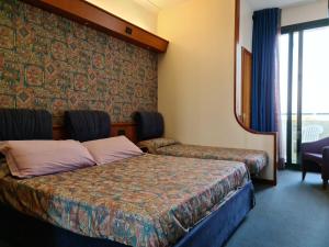 een hotelkamer met een bed en een raam bij Hotel Sabra in Senigallia
