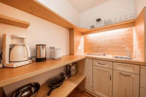 eine Küche mit einer Arbeitsplatte und einer Kaffeemaschine in der Unterkunft Ferienwohnung Innerwalten 100 in St. Leonhard in Passeier