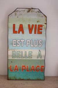 a sign that says la we est plus belle a la place at Appartement Knokke, vlakbij het strand en winkels in Knokke-Heist