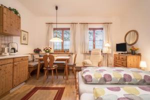 une chambre avec un lit et une cuisine avec une table dans l'établissement Obstgarten, à Lindau