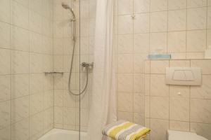 une salle de bain avec douche, baignoire et toilettes dans l'établissement Obstgarten, à Lindau 13 autres photos