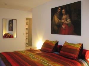 - une chambre avec un lit orné d'une peinture murale dans l'établissement Prinsenstede Lodging Amsterdam, à Amsterdam