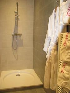 a bathroom with a shower and a toilet and towels at Prinsenstede Lodging Amsterdam in Amsterdam