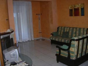 uma sala de estar com um sofá e uma televisão em Terrazza Sul Mare em Gioiosa Marea