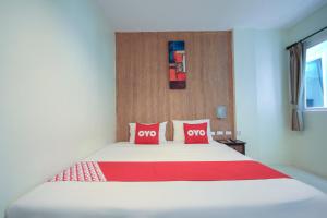 Un pat sau paturi într-o cameră la OYO 75321 Gemma Patong