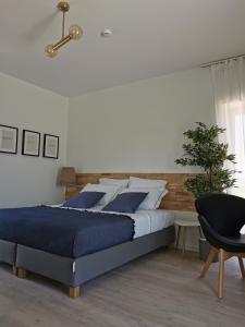 A bed or beds in a room at Casa das Portas