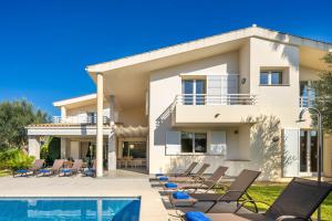Bazén v ubytovaní Villa Can Monxo By SunVillas Mallorca alebo v jeho blízkosti