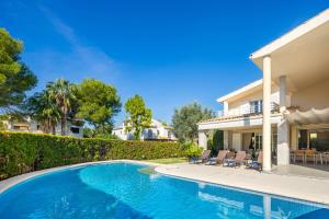 Bazén v ubytovaní Villa Can Monxo By SunVillas Mallorca alebo v jeho blízkosti