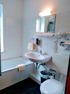 Kylpyhuone majoituspaikassa Excellent Hotel Hamburg