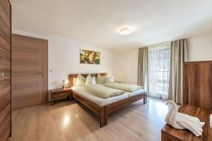 A bed or beds in a room at Sigmundhof