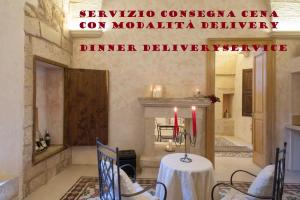 マルターノにあるBorgoterraのテーブルと椅子、暖炉が備わる客室です。