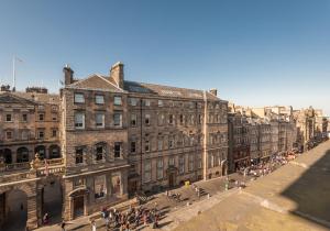 Pemandangan umum bagi Edinburgh atau pemandangan bandar yang diambil dari apartmen