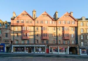 een groot bakstenen gebouw voor een straat bij Ladystairs 1 Royal Mile in Edinburgh