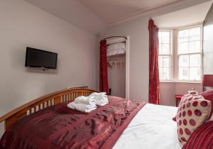 1 dormitorio con 1 cama con toallas en Ladystairs 1 Royal Mile, en Edimburgo