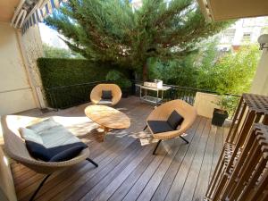 un patio avec des chaises et une table sur une terrasse dans l'établissement Rev'Azur, à Fréjus