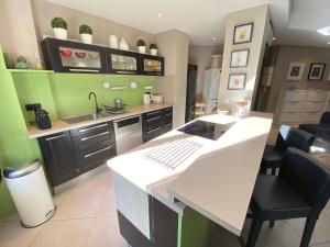 Cuisine ou kitchenette dans l'établissement Rev'Azur
