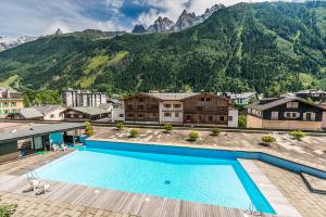 une grande piscine en face d'une montagne dans l'établissement APARTMENT BEAUSITE - Alpes Travel - Central Chamonix - Sleeps 4, à Chamonix-Mont-Blanc