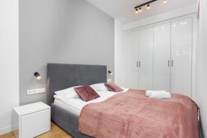 Posteľ alebo postele v izbe v ubytovaní Sławińska Apartment Warsaw Wola by Noclegi Renters