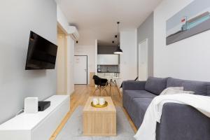 Televízia a/alebo spoločenská miestnosť v ubytovaní Sławińska Apartment Warsaw Wola by Noclegi Renters