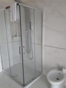 La salle de bains est pourvue d'une douche, de toilettes et d'un lavabo. dans l'établissement Appartamento Via Gentile, à Foggia