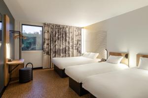 Cama ou camas em um quarto em B&B HOTEL Paris Meudon Vélizy