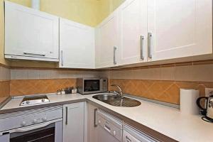Kuchyňa alebo kuchynka v ubytovaní Feria Palace Apartment + 3 fotografie