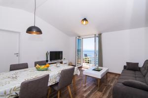 TV a/nebo společenská místnost v ubytování Apartments Lumini
