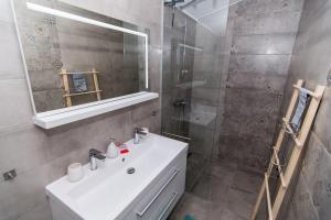 Koupelna v ubytování Apartments Lumini