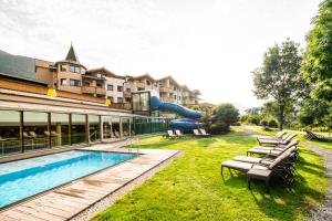 Bazén v ubytovaní Dolomiten Residenz - Sporthotel Sillian alebo v jeho blízkosti