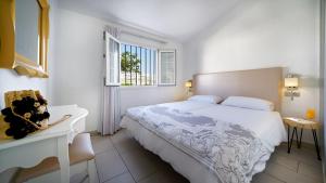 A bed or beds in a room at Bungalows Adonis Még 37 kép