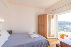 A bed or beds in a room at Lakka Seaview Apartments by Konnect