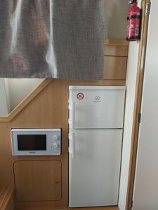 una piccola cucina con forno a microonde e frigorifero di Rendez Vous Fantasia a Chioggia