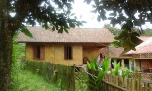 een huis met een hek ervoor bij De Salak Homestay in Bogor