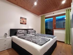 A bed or beds in a room at Ferienwohnung Stiegengraben