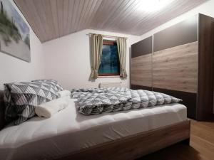 ein Schlafzimmer mit einem großen Bett in einem Zimmer in der Unterkunft Ferienwohnung Stiegengraben in Göstling an der Ybbs