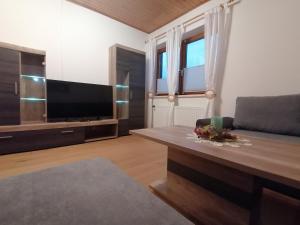 A television and/or entertainment centre at Ferienwohnung Stiegengraben