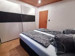 A bed or beds in a room at Ferienwohnung Stiegengraben