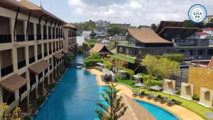 una vista aérea de un complejo con piscina en Aurico Kata Resort & Spa - SHA Extra Plus, en Kata Beach