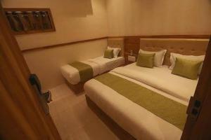 Postel nebo postele na pokoji v ubytování Hotel Al Madina palace
