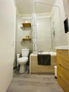 クレルモン・フェランにあるNid Douillet sur plateau centralのトイレ、洗面台、シャワー付きのバスルーム +35枚の写真