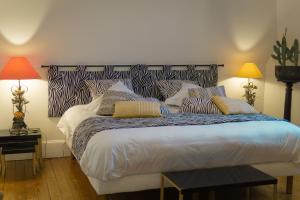 La Villa by Michel Gonet في إيبيرني: غرفة نوم بسرير كبير عليها مخدات