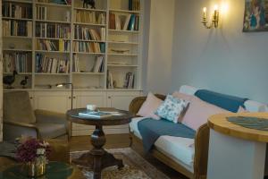 ein Wohnzimmer mit einem Sofa und einem Tisch in der Unterkunft La Villa by Michel Gonet in Épernay