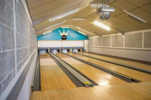 a bowling alley with a person with their arms in the air at Lakeside Lodge in Pidley